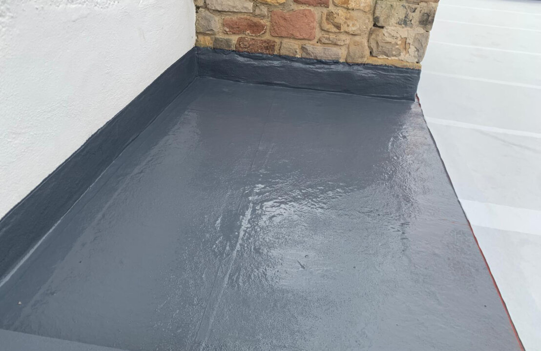 Schematische Darstellung eines Flachdachaufbaus mit Abdichtung und Dämmung