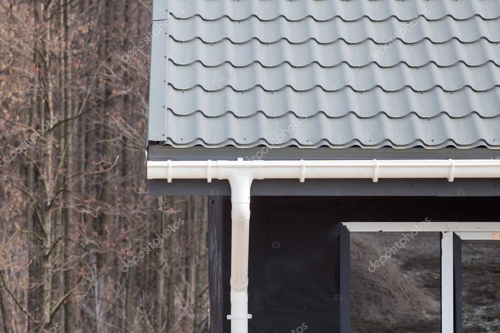 Detailaufnahme einer Zink-Dachrinne