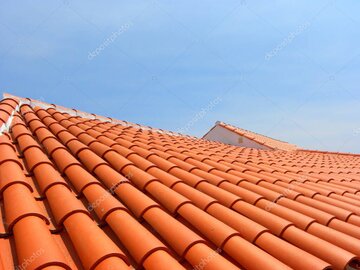 Rotes Steildach mit Tonziegeln